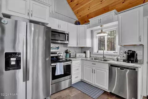 102 Hemlock Point Ct, Hawley, PA 18428