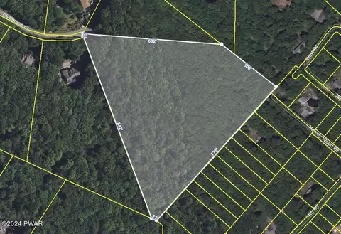 1026 Clubhouse Ct, Hawley, PA 18428