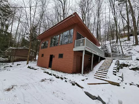 102 N Hemlock Ln, Greentown, PA 18426