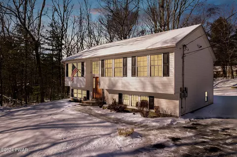 106 Sycamore Dr, Shohola, PA 18458