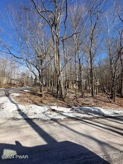 996 Brentwood Dr, Lake Ariel, PA 18436