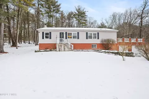 21 W Cedar Ct, Hawley, PA 18428