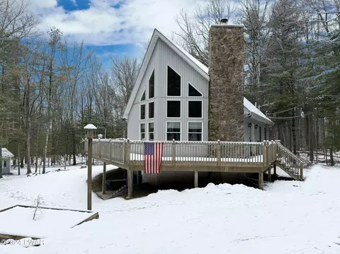 107 Hawks Nest Dr, Hawley, PA 18428