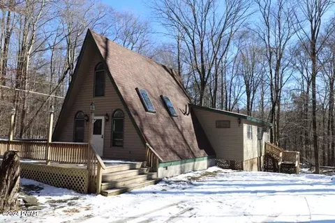 125 Hemlock Ter, Greentown, PA 18426