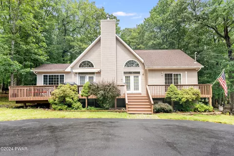 111 Firelight Ln, Lackawaxen, PA 18435