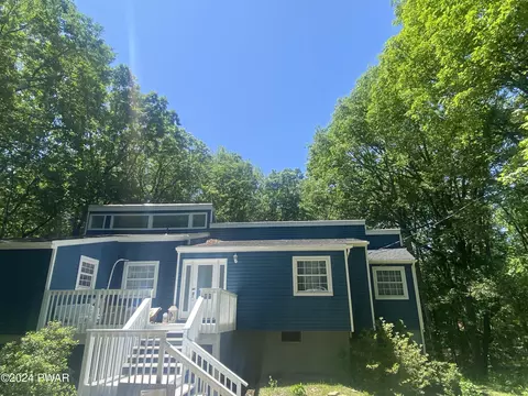 813 N Hillview Pl, Lords Valley, PA 18428