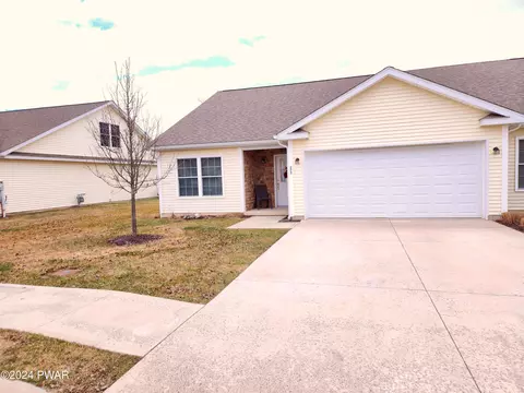 275 Foxtail Cir, Archbald, PA 18403