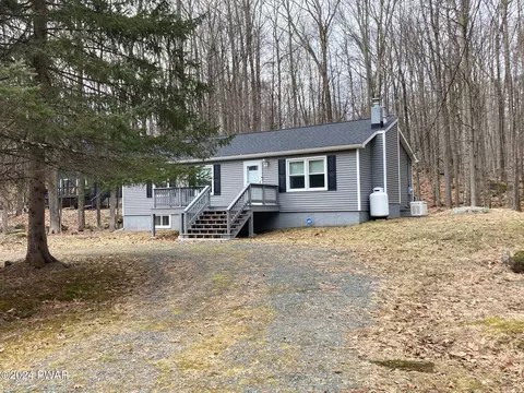 280 E Shore Dr, Hawley, PA 18428