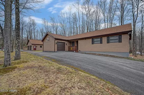 8 Renwood Ct, Lake Ariel, PA 18436