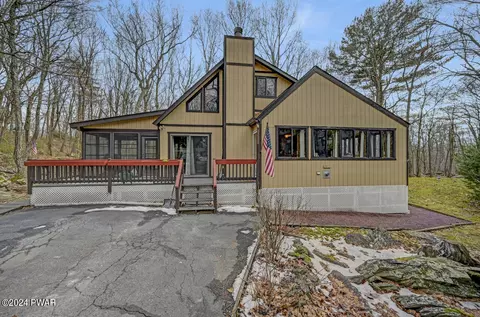 800 Mustang Ct, Lords Valley, PA 18428