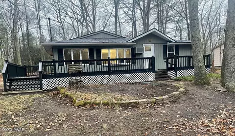 127 E Lake Dr, Dingmans Ferry, PA 18328