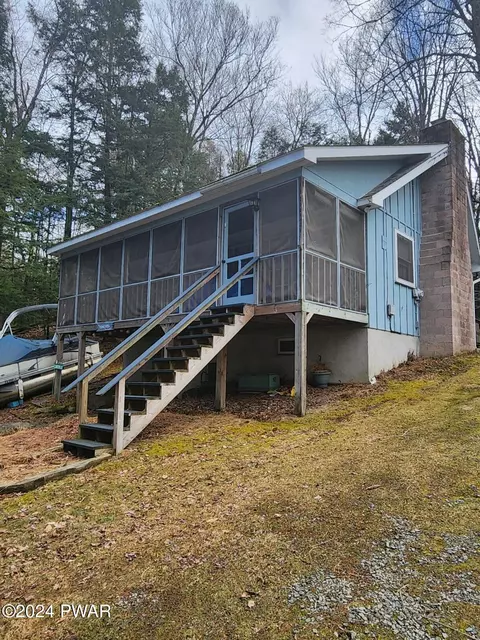 138 River Rd, Greentown, PA 18426