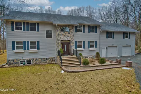 126 Apache Dr, Milford, PA 18337