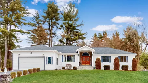 100 Stonegate Ct, Dingmans Ferry, PA 18328