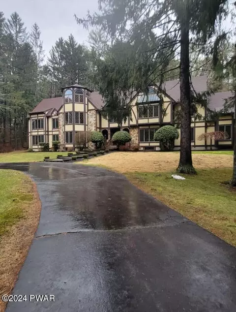 106 Tall Pine Dr, Milford, PA 18337