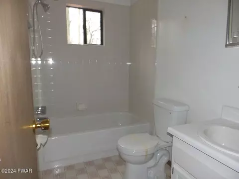 Bath - 142 Edgewater Dr, Dingmans Ferry, PA 18328 photo 1 of 2