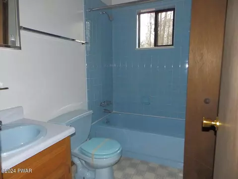 Bath - 142 Edgewater Dr, Dingmans Ferry, PA 18328 photo 2 of 2