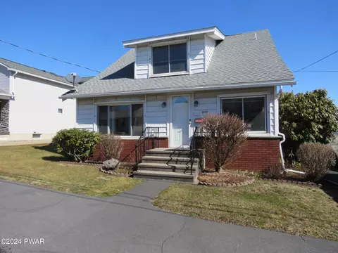 616 Crystal St, Peckville, PA 18452