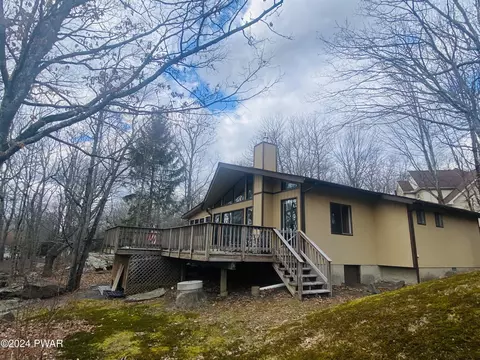 818 Appaloosa Ct, Lords Valley, PA 18428
