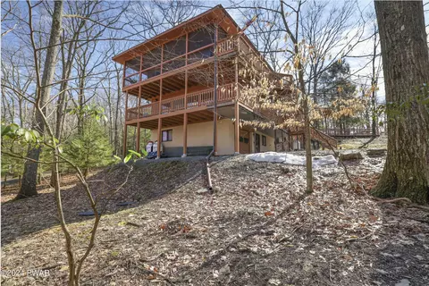 112 Cloud Crest Dr, Greentown, PA 18426