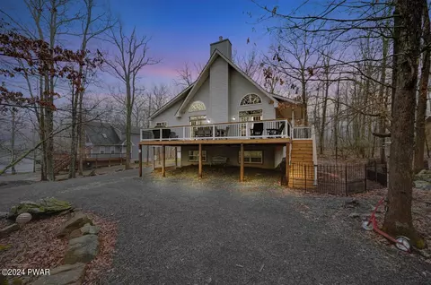 220 Powderhorn Dr, Lackawaxen, PA 18435