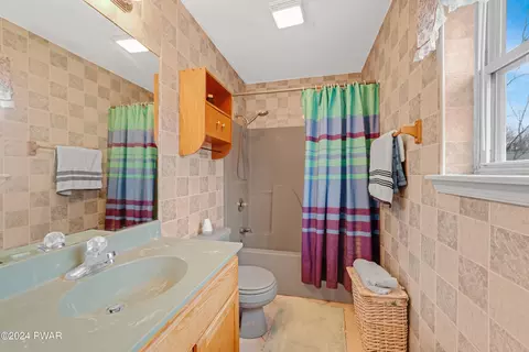 135 Fall Ct, Dingmans Ferry, PA 18328 photo 14
