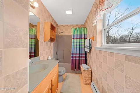 135 Fall Ct, Dingmans Ferry, PA 18328 photo 13