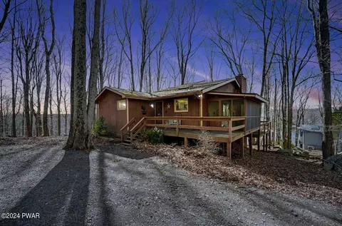 17 Roamingwood Rd, Lake Ariel, PA 18436