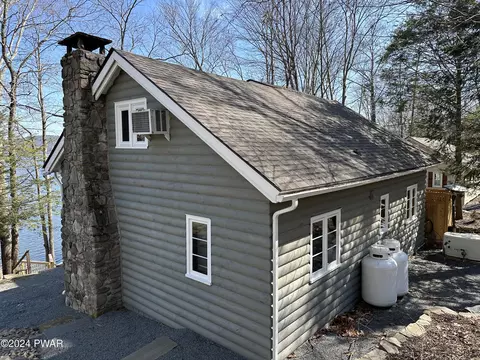 1524 Lakeland Dr, Lake Ariel, PA 18436