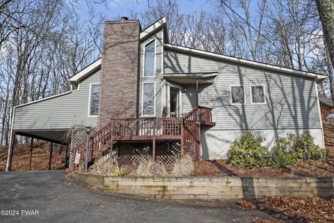 5224 E Woodbridge Dr, Bushkill, PA 18324