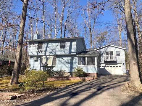 19 Oak Ln, Hawley, PA 18428