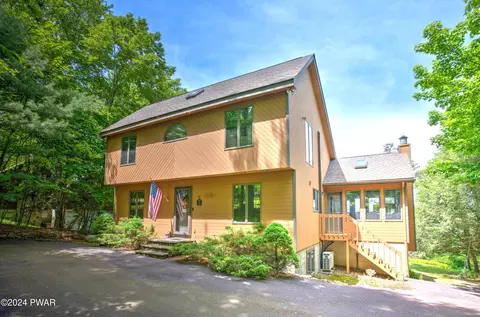 141 Pennwood Dr, Greentown, PA 18426