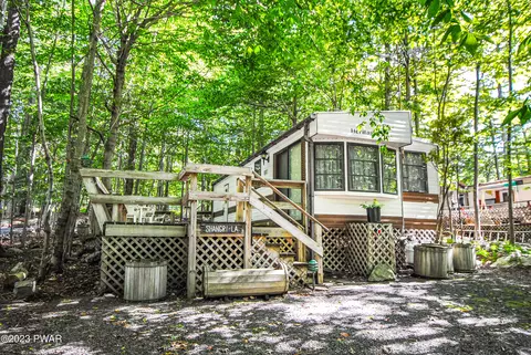 54 Carnival Ct, Covington Twp, PA 18444