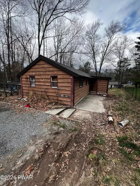 15 Third St, Hawley, PA 18428