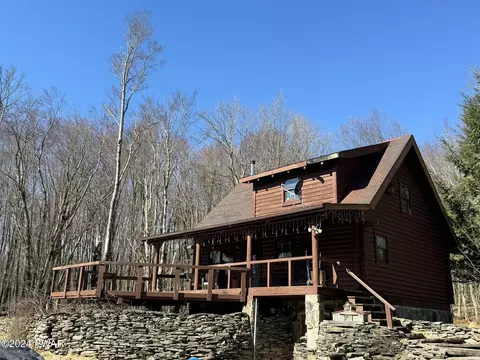 105 Berry Hill Rd, Lakeville, PA 18438