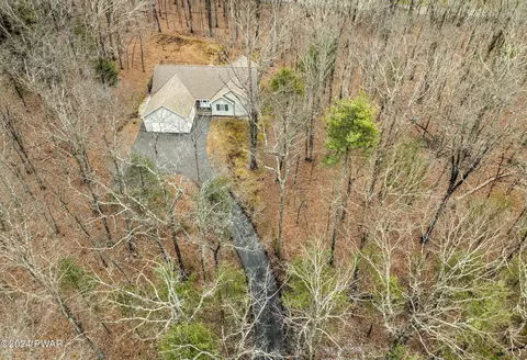 129 Carols Ln, Hawley, PA 18428