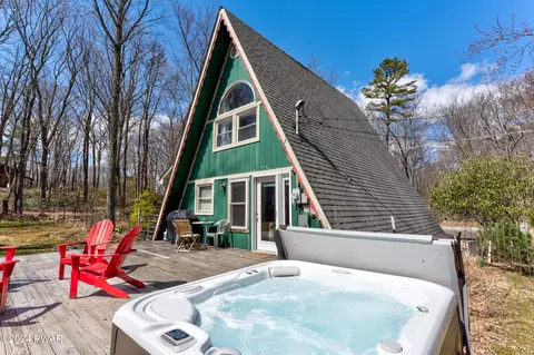 110 Susan Ln, Shohola, PA 18458