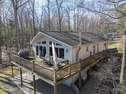 132 E Lake Dr, Dingmans Ferry, PA 18328