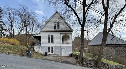 12 Elizabeth St, Hawley, PA 18428