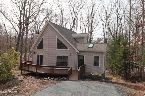 100 Sunny Ct, Lackawaxen, PA 18435