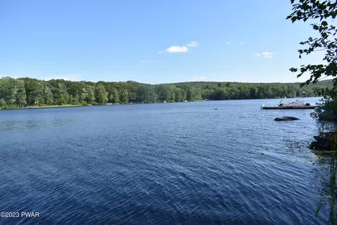 810 Dogwood Ct, Lords Valley, PA 18428