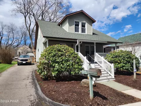 111 Center St, Waymart, PA 18472