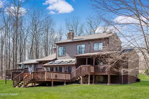 11 Seminole Dr, Lakeville, PA 18438
