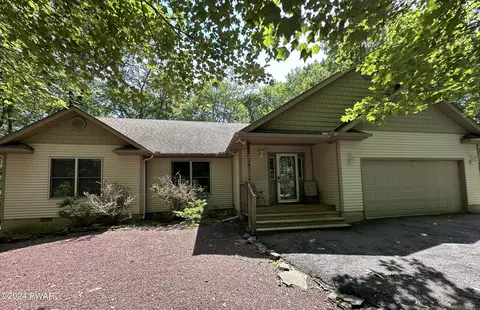 121 Goldrush Dr, Lords Valley, PA 18428