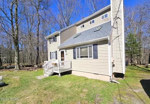 1050 Emerald Ave, Gouldsboro, PA 18424
