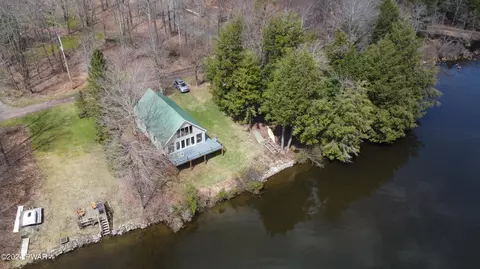 22 Lakeside Dr, Lakewood, PA 18439