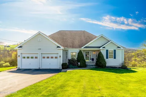34 Sterling View Dr, Lake Ariel, PA 18436