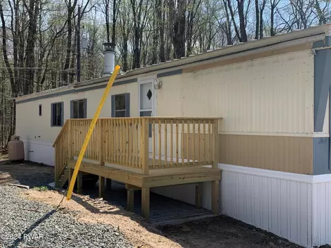 123 Middle Rd, Greentown, PA 18426