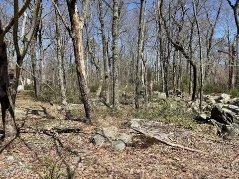 102 Heritage Ln, Lords Valley, PA 18428
