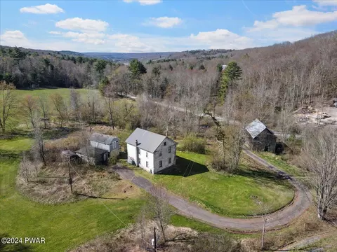 198 Navajo Rd, Honesdale, PA 18431
